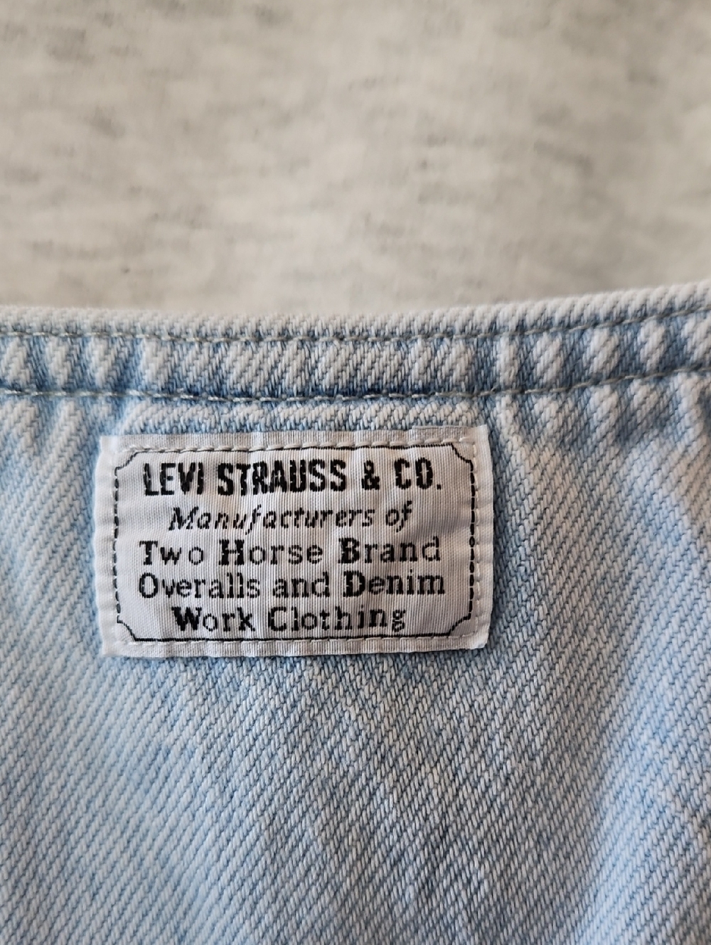 Levi's Light Blue Denim Shirt with Red Logo Tag - Picture 4 of 4
